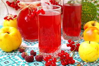 Компот с яблоками, малиной, калиной и айвой