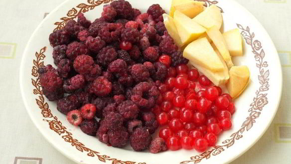 ШАГ 2. компот с яблоками, малиной, калиной и айвой