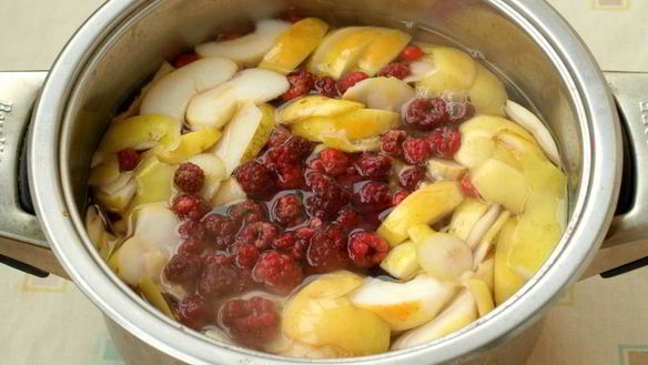 ШАГ 3. компот с яблоками, малиной, калиной и айвой