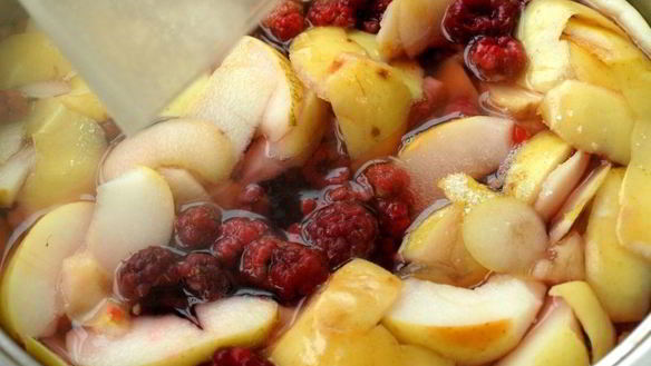 ШАГ 4. компот с яблоками, малиной, калиной и айвой