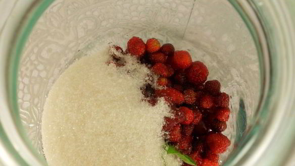 ШАГ 3. вишнево-клубничный компот с мятой на зиму