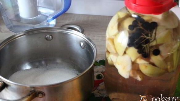 ШАГ 3. яблочный компот с черноплодкой на зиму