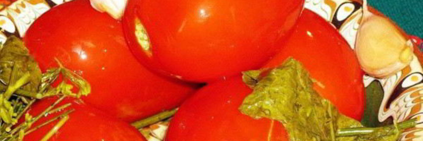 Квашеные помидоры в кастрюле