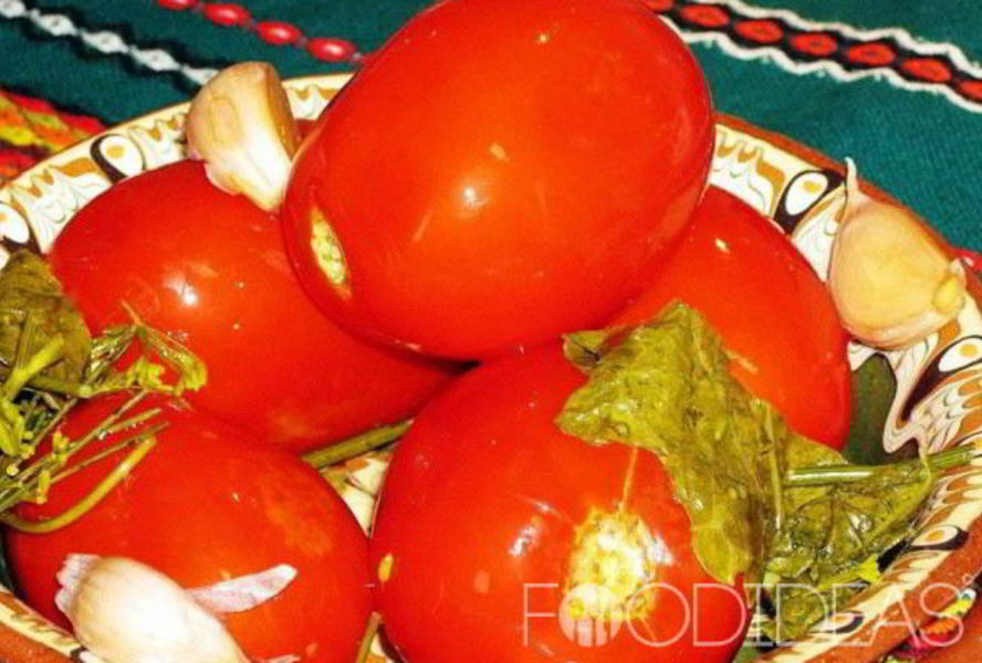 Квашеные помидоры в кастрюле