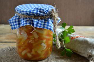 Лук в томатной заливке на зиму