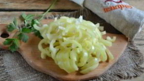 ШАГ 3. лук в томатной заливке на зиму