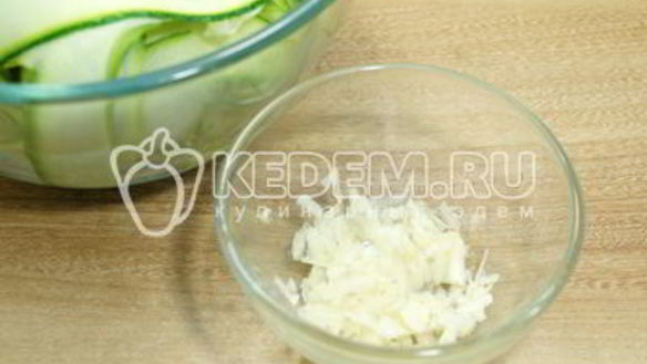 ШАГ 4. быстрые маринованные кабачки