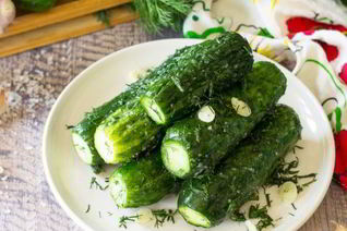 Быстрые маринованные огурцы без закатки