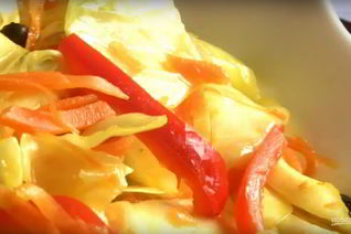 Капуста, маринованная с перцем и куркумой