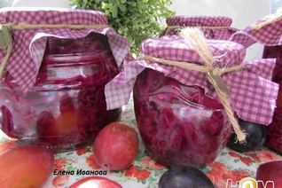 Краснокочанная капуста, маринованная со сливами