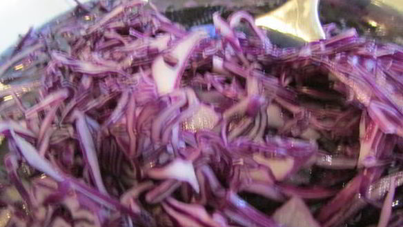 ШАГ 2. краснокочанная капуста, маринованная со сливами