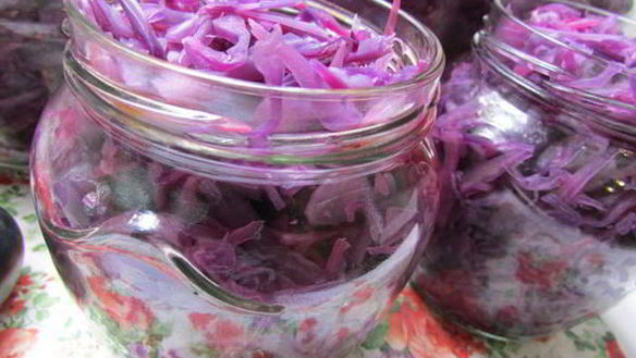 ШАГ 5. краснокочанная капуста, маринованная со сливами