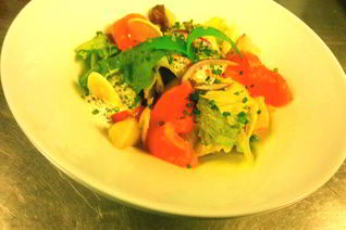 Листья салатов с маринованной неркой и сметанной заправкой