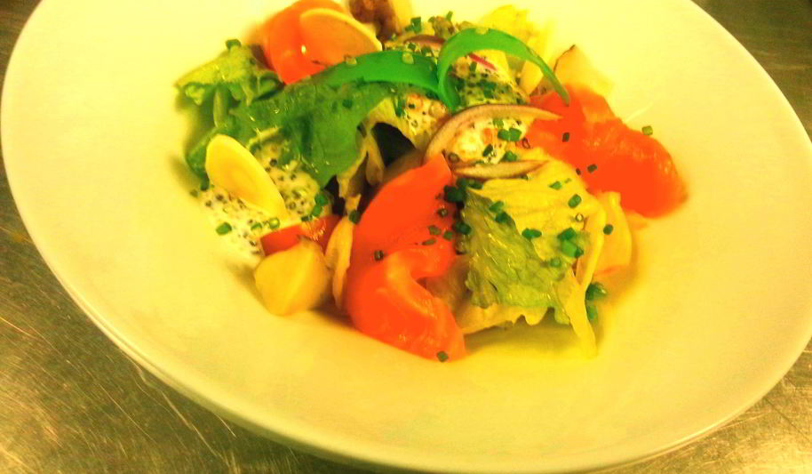 Рецепт листья салатов с маринованной неркой и сметанной заправкой