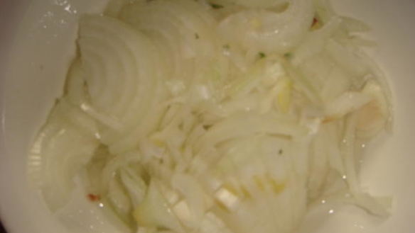 ШАГ 3. маринованный лук к копченой рыбе