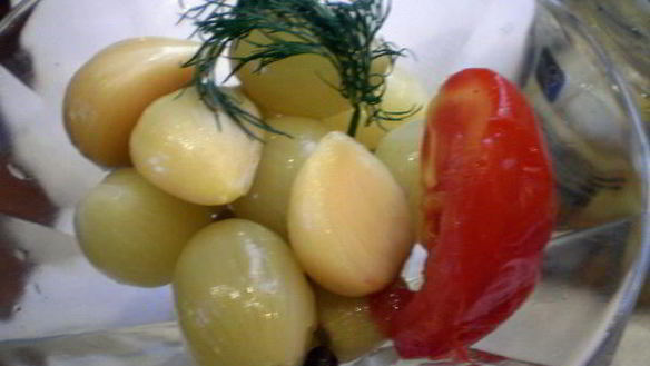 ШАГ 2. маринованный лук с чесноком