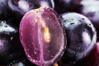 Маринованный виноград с корицей и черным перцем