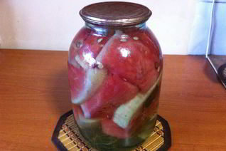 Маринованные дольки арбуза