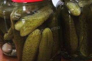 Маринованные огурцы в банках с гвоздикой