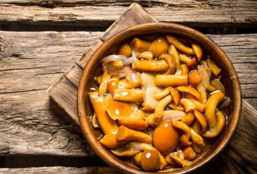 Маринованные опята с корицей