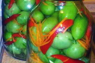 Маринованные зеленые помидоры шпигованные чесноком