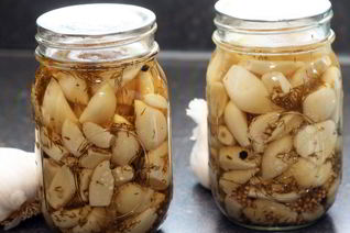 Маринованные зубчики чеснока