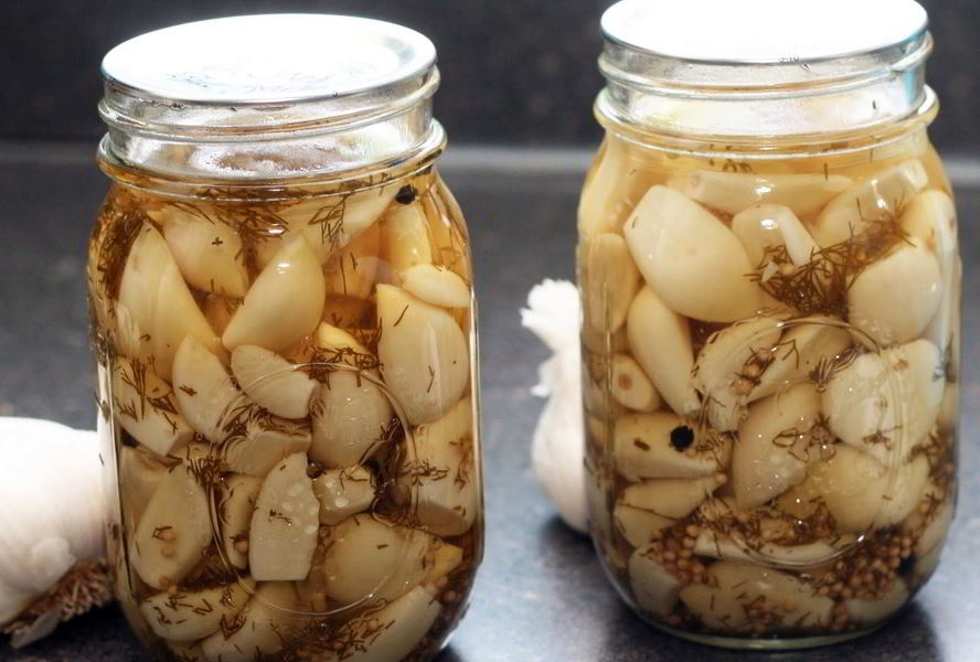 Маринованные зубчики чеснока