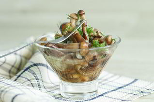 Опята маринованные с луком