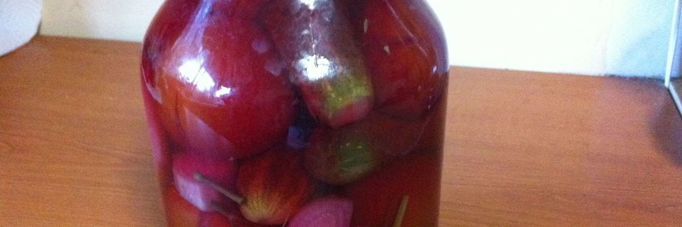 Помидоры маринованные со свеклой и огурцами