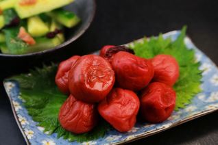 Пряные маринованные сливы на зиму