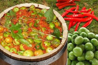 Зеленые помидоры в бочке