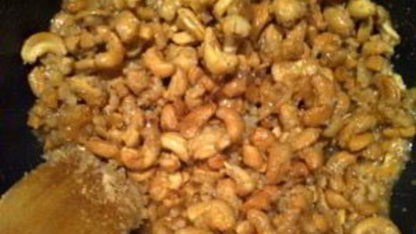 ШАГ 4. орехи в карамели