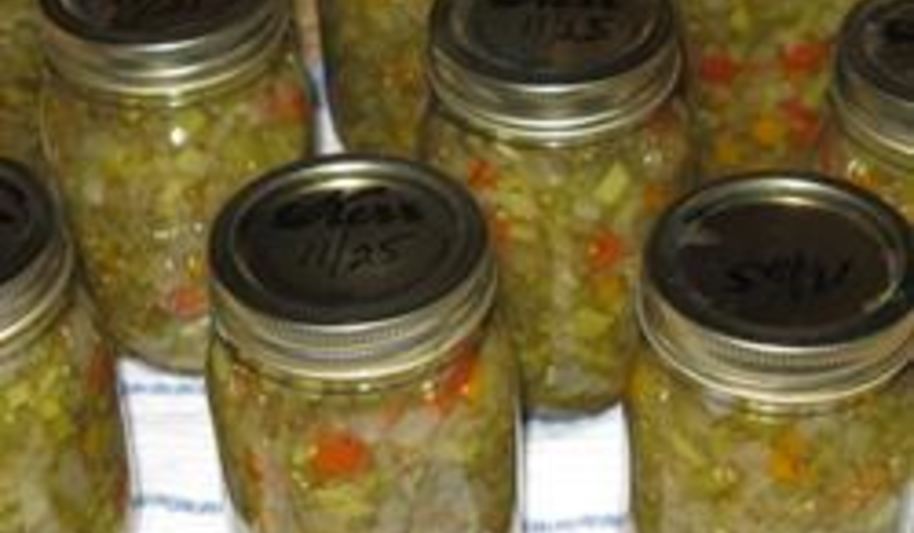 Рецепт салат-заготовка из зеленых помидоров, перца, морковки и лука