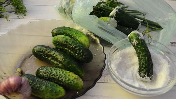 ШАГ 2. малосольные огурцы в пакете