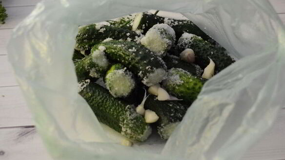 ШАГ 3. малосольные огурцы в пакете