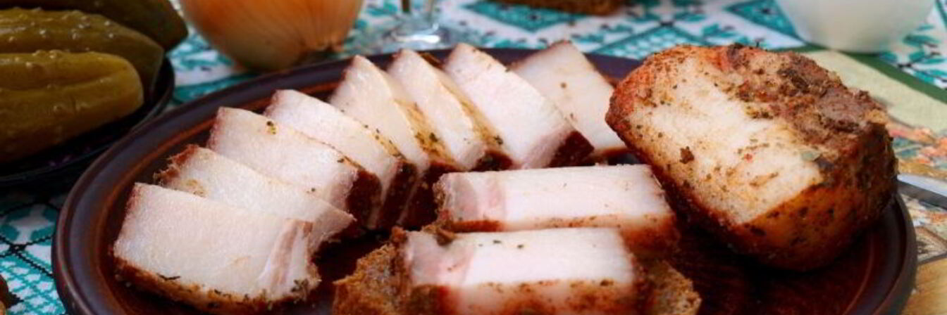 Сало в луковой шелухе