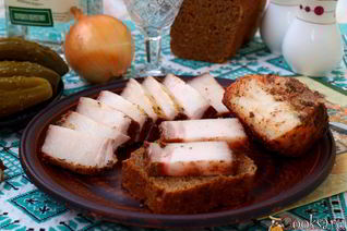 Сало в луковой шелухе