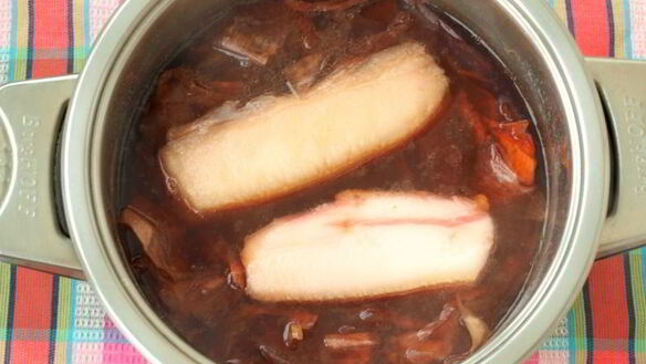 ШАГ 2. сало в луковой шелухе