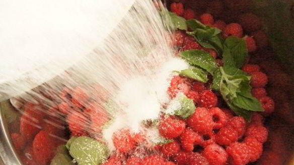 ШАГ 2. малиновое варенье с мятой