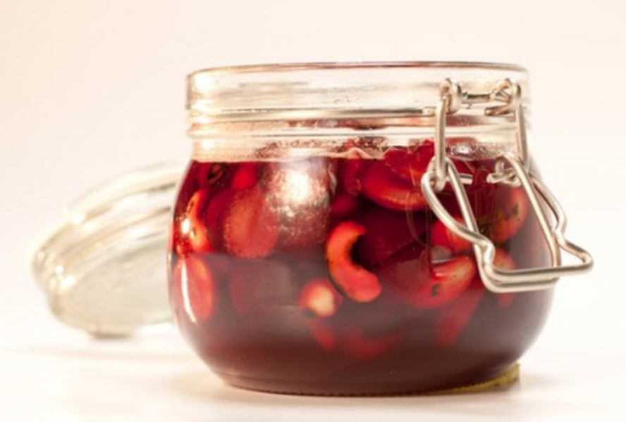 Пряное варенье из вишни с орехами