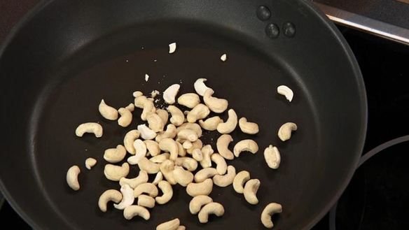 ШАГ 2. пряное варенье из вишни с орехами