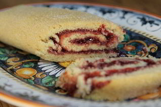 Рулет с малиновым вареньем