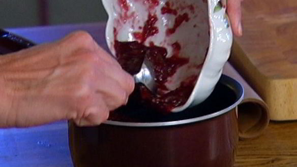 ШАГ 6. рулет с малиновым вареньем