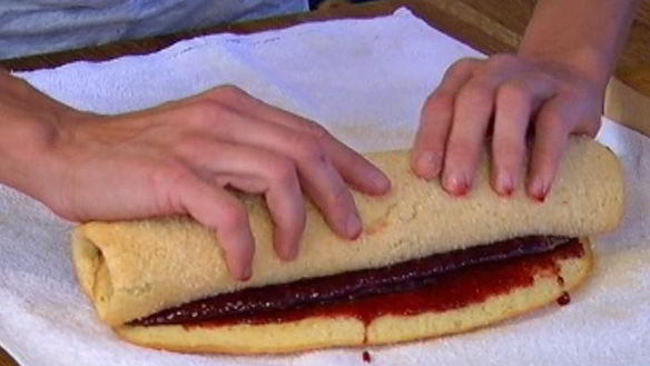 ШАГ 8. рулет с малиновым вареньем