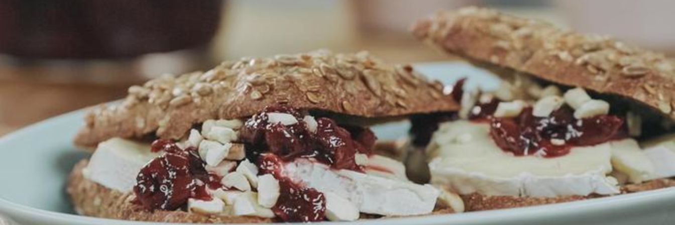 Шведские хлебцы с сыром бри и вишневым вареньем