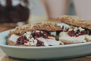 Шведские хлебцы с сыром бри и вишневым вареньем