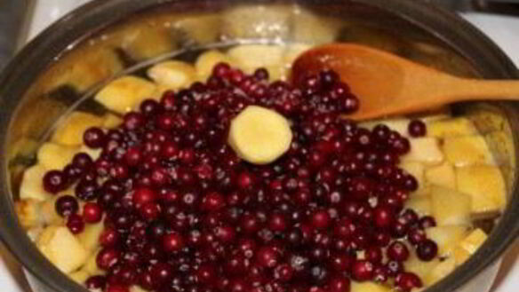 ШАГ 2. варенье из зеленой клюквы с айвой