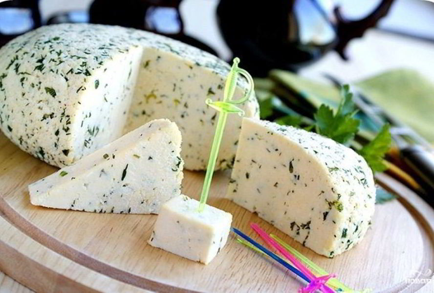 Адыгейский сыр с зеленью