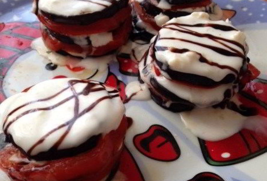 Башенки из баклажанов и томатов