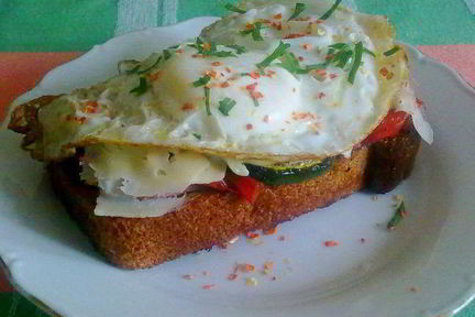 Бутерброд с беконом и яйцом